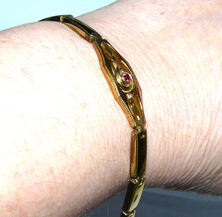 Antikes Einzelstück, Biedermeier-Vintage-Armband aus roséfarbenem Golddoublé, typische rote Rubin-Replik, Länge 19,5 cm, Kastenschloß, Sicherheitskette, um 1850 -	Vintage-Schmuck nur im Onlineshop von danilogold!