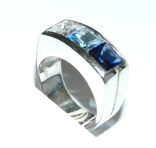 blaues Einzelstück, Herren-Banding mit 3 Zirkonia in Reihe im Farbverlauf aus massiv 925 Silber, poliert, 3 quadratische, funkelnd facettierte Kristalle als Aquamarin- bzw. Blautopas- und Saphir-Repliken, Ringweite 54,5 - Goldschmiede Danilo