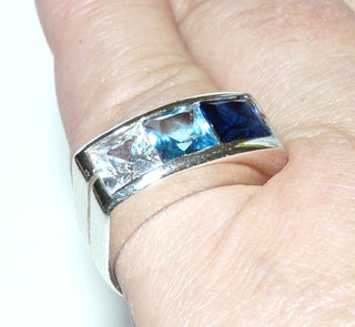 blaues Einzelstück, Herren-Banding mit 3 Zirkonia in Reihe im Farbverlauf aus massiv 925 Silber, poliert, 3 quadratische, funkelnd facettierte Kristalle als Aquamarin- bzw. Blautopas- und Saphir-Repliken, Ringweite 54,5 - Goldschmiede Danilo