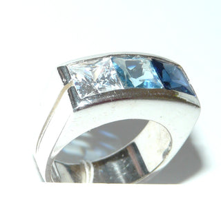 blaues Einzelstück, Herren-Banding mit 3 Zirkonia in Reihe im Farbverlauf aus massiv 925 Silber, poliert, 3 quadratische, funkelnd facettierte Kristalle als Aquamarin- bzw. Blautopas- und Saphir-Repliken, Ringweite 54,5 - Goldschmiede Danilo