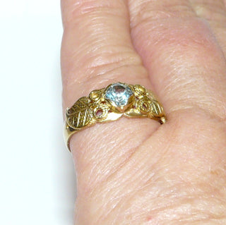 hellblaues Einzelstück, Blautopasring aus 333 Gold mit floralem Blattdekor, ein runder, funkelnd facettierter, aquamarinblauer Topas mit breiten Krappen gehalten, poliert, Ringweite 57 - Goldschmiede Danilo