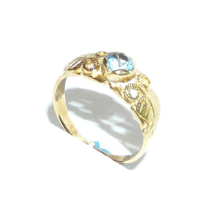 hellblaues Einzelstück, Blautopasring aus 333 Gold mit floralem Blattdekor, ein runder, funkelnd facettierter, aquamarinblauer Topas mit breiten Krappen gehalten, poliert, Ringweite 57 - Goldschmiede Danilo