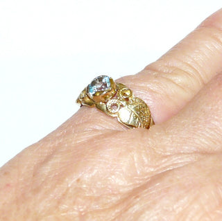 hellblaues Einzelstück, Blautopasring aus 333 Gold mit floralem Blattdekor, ein runder, funkelnd facettierter, aquamarinblauer Topas mit breiten Krappen gehalten, poliert, Ringweite 57 - Goldschmiede Danilo