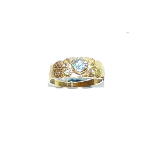 hellblaues Einzelstück, Blautopasring aus 333 Gold mit floralem Blattdekor, ein runder, funkelnd facettierter, aquamarinblauer Topas mit breiten Krappen gehalten, poliert, Ringweite 57 - Goldschmiede Danilo