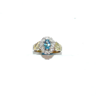 ovales Einzelstück, Blautopasring aus 375 Gold, eine ovale Rosette aus 8 Herzen mit je einem Diamant im Pavé gefaßt, in den Tiefen rhodiniert, ein ovaler, facettierter, aquamarin-hellblauer Edeltopas mit 8 Krappen gehalten, floral gravierte Seitenflächen / Seitenteile & poliert, Ringweite 57 - Goldschmiede Danilo