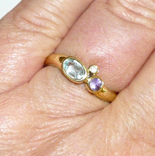 Einzelstück, Blautopasring, Amethystring aus 333 Gold mit je einem ovalen, funkelnd facettierten, aquamarinblauen Topas, runden lila Amethyst & Zirkonia in Zargen gefaßt, poliert, Ringweite 57 - Goldschmiede Danilo