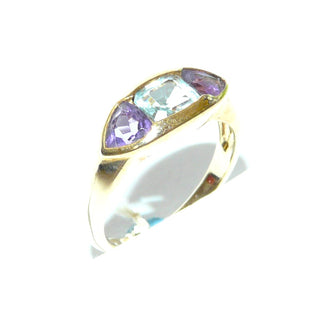 Einzelstück, Blautopasring, Amethystring aus massiv 585 Gold mit einem funkelnd facettierten, aquamarinblaue Topas-8-Eck & zwei fliederfarbene Amethyst-Triangel luftig in Reihe aneinander gesetzt, poliert, Ringweite 57 - Goldschmiede Danilo