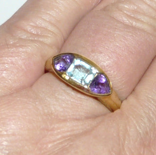 Einzelstück, Blautopasring, Amethystring aus massiv 585 Gold mit einem funkelnd facettierten, aquamarinblaue Topas-8-Eck & zwei fliederfarbene Amethyst-Triangel luftig in Reihe aneinander gesetzt, poliert, Ringweite 57 - Goldschmiede Danilo