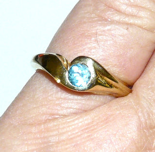 Hellblaues Einzelstück, Blautopasring, Solitär aus massiv 585 Gold mit einem  funkelnd facettierten, aquamarinblauen, runden Edeltopas, direkt in die Ringschiene eingelassen, poliert, Ringweite 53,5 - Goldschmiede Danilo