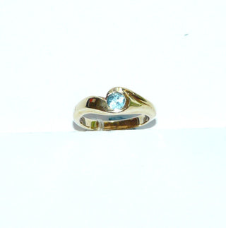 Hellblaues Einzelstück, Blautopasring, Solitär aus massiv 585 Gold mit einem  funkelnd facettierten, aquamarinblauen, runden Edeltopas, direkt in die Ringschiene eingelassen, poliert, Ringweite 53,5 - Goldschmiede Danilo