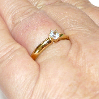 Einzelstück, Blautopasring, Solitärring, auch als Verlobungsring aus 585 Gold mit einem runden, funkelnd facettierten, hellblauen Edeltopas in 6 Krappen gehalten, dreieckige Ringschiene, poliert, Ringweite 55,5 - Goldschmiede Danilo