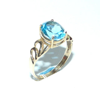 Durchbrochenes Einzelstück, Blautopasring, Solitär, durchbrochene florale Schlaufen in der Ringschiene, aus 375 Gold mit einem funkelnd facettierten, dunkel aquamarinblauen, ovalen Edeltopas in Krappen gefaßt, poliert, Ringweite 57 - Goldschmiede Danilo