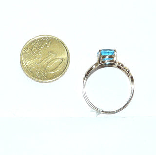 Durchbrochenes Einzelstück, Blautopasring, Solitär, durchbrochene florale Schlaufen in der Ringschiene, aus 375 Gold mit einem funkelnd facettierten, dunkel aquamarinblauen, ovalen Edeltopas in Krappen gefaßt, poliert, Ringweite 57 - Goldschmiede Danilo