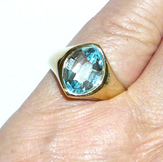 hellblaues Einzelstück, Blautopasring, Solitär aus massiv 585 Gold ein beidseitig funkelnd facettierter, aquamarinblauer Topas Freeform / sehr breites Navette, direkt eingelassen gefaßt, poliert, Ringweite 55,5 - Goldschmiede Danilo