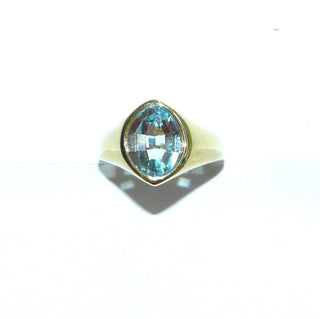 hellblaues Einzelstück, Blautopasring, Solitär aus massiv 585 Gold ein beidseitig funkelnd facettierter, aquamarinblauer Topas Freeform / sehr breites Navette, direkt eingelassen gefaßt, poliert, Ringweite 55,5 - Goldschmiede Danilo