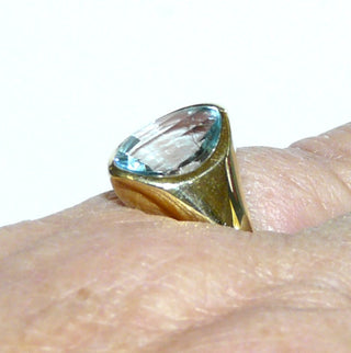 hellblaues Einzelstück, Blautopasring, Solitär aus massiv 585 Gold ein beidseitig funkelnd facettierter, aquamarinblauer Topas Freeform / sehr breites Navette, direkt eingelassen gefaßt, poliert, Ringweite 55,5 - Goldschmiede Danilo