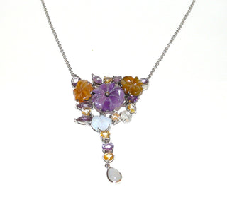 Einzelstück, Blüten-Collier aus 925 Silber mit einem handgeschnitzten "Blumen-Bouquet" aus verschiedenen Edelsteinen: facettierte Citrine, "Veilchen" aus Amethyst, "Rosen" aus Carneol + Chalcedon-Cabochons, Ankerkette Länge insgesamt 40 cm + 5 cm Verlängerungskette -	Handgefertigtes Unikat! Nur im Danilo Gold Online Shop!