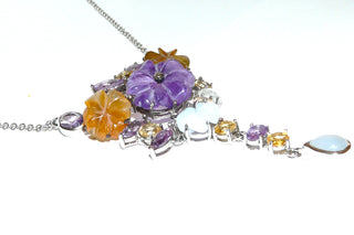 Einzelstück, Blüten-Collier aus 925 Silber mit einem handgeschnitzten "Blumen-Bouquet" aus verschiedenen Edelsteinen: facettierte Citrine, "Veilchen" aus Amethyst, "Rosen" aus Carneol + Chalcedon-Cabochons, Ankerkette Länge insgesamt 40 cm + 5 cm Verlängerungskette -	Handgefertigtes Unikat! Nur im Danilo Gold Online Shop!