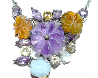 Einzelstück, Blüten-Collier aus 925 Silber mit einem handgeschnitzten "Blumen-Bouquet" aus verschiedenen Edelsteinen: facettierte Citrine, "Veilchen" aus Amethyst, "Rosen" aus Carneol + Chalcedon-Cabochons, Ankerkette Länge insgesamt 40 cm + 5 cm Verlängerungskette -	Handgefertigtes Unikat! Nur im Danilo Gold Online Shop!