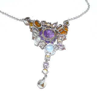 Einzelstück, Blüten-Collier aus 925 Silber mit einem handgeschnitzten "Blumen-Bouquet" aus verschiedenen Edelsteinen: facettierte Citrine, "Veilchen" aus Amethyst, "Rosen" aus Carneol + Chalcedon-Cabochons, Ankerkette Länge insgesamt 40 cm + 5 cm Verlängerungskette -	Handgefertigtes Unikat! Nur im Danilo Gold Online Shop!