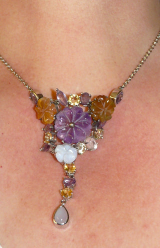 Einzelstück, Blüten-Collier aus 925 Silber mit einem handgeschnitzten "Blumen-Bouquet" aus verschiedenen Edelsteinen: facettierte Citrine, "Veilchen" aus Amethyst, "Rosen" aus Carneol + Chalcedon-Cabochons, Ankerkette Länge insgesamt 40 cm + 5 cm Verlängerungskette -	Handgefertigtes Unikat! Nur im Danilo Gold Online Shop!