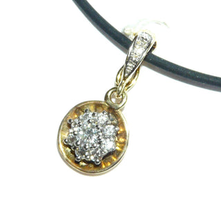 handgefertigtes Einzelstück, zweifarbiger Brillant-Anhänger aus 585 Gold, eine klassische Rosette aus Weißgold bestehend aus 9 Brillanten von zusammen 0,38 Karat WP in Krappenfassungen gefaßt, in einer aufgetieften Schale aus Gelbgold, als Schlaufe eine Clipöse mit einem Diamanten im Pavé. - Goldschmiede Danilo