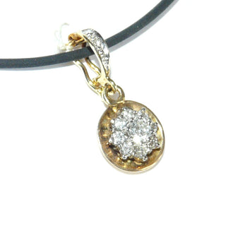 handgefertigtes Einzelstück, zweifarbiger Brillant-Anhänger aus 585 Gold, eine klassische Rosette aus Weißgold bestehend aus 9 Brillanten von zusammen 0,38 Karat WP in Krappenfassungen gefaßt, in einer aufgetieften Schale aus Gelbgold, als Schlaufe eine Clipöse mit einem Diamanten im Pavé. - Goldschmiede Danilo