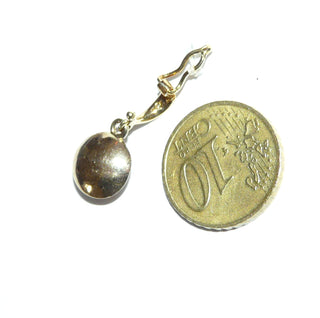handgefertigtes Einzelstück, zweifarbiger Brillant-Anhänger aus 585 Gold, eine klassische Rosette aus Weißgold bestehend aus 9 Brillanten von zusammen 0,38 Karat WP in Krappenfassungen gefaßt, in einer aufgetieften Schale aus Gelbgold, als Schlaufe eine Clipöse mit einem Diamanten im Pavé. - Goldschmiede Danilo