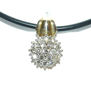 Klassisches Einzelstück, Brillant-Anhänger aus 585 Gold als Rosette, 19 funkelnd facettierte Brillanten von zusammen 1 Karat P/getönt in Chatons gefaßt. Die große breite Clipöse zum Öffnen ermöglicht das Einhängen nicht nur in Ketten, Kautschuk- oder Lederbänder, sondern auch in Perlen- und Edelsteinketten -	Nur erhältlich im Onlineshop von Juwelier & Goldschmiede Danilo!