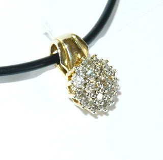 Klassisches Einzelstück, Brillant-Anhänger aus 585 Gold als Rosette, 19 funkelnd facettierte Brillanten von zusammen 1 Karat P/getönt in Chatons gefaßt. Die große breite Clipöse zum Öffnen ermöglicht das Einhängen nicht nur in Ketten, Kautschuk- oder Lederbänder, sondern auch in Perlen- und Edelsteinketten -	Nur erhältlich im Onlineshop von Juwelier & Goldschmiede Danilo!