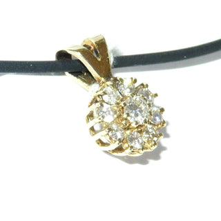 funkelndes Einzelstück, Brillant-Anhänger aus 585 Gold in Form einer klassischen Rosette bestehend aus 9 Brillanten von zusammen 0,57 Karat getönt in Chatons gefaßt, feste Dreieckschlaufe -	Nur erhältlich im Onlineshop von Juwelier & Goldschmiede Danilo!