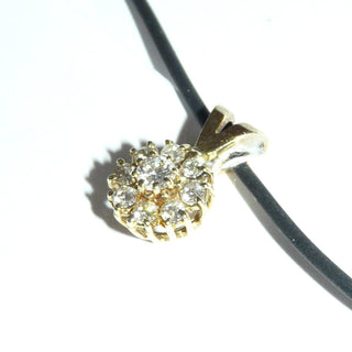 funkelndes Einzelstück, Brillant-Anhänger aus 585 Gold in Form einer klassischen Rosette bestehend aus 9 Brillanten von zusammen 0,57 Karat getönt in Chatons gefaßt, feste Dreieckschlaufe -	Nur erhältlich im Onlineshop von Juwelier & Goldschmiede Danilo!