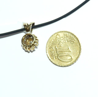funkelndes Einzelstück, Brillant-Anhänger aus 585 Gold in Form einer klassischen Rosette bestehend aus 9 Brillanten von zusammen 0,57 Karat getönt in Chatons gefaßt, feste Dreieckschlaufe -	Nur erhältlich im Onlineshop von Juwelier & Goldschmiede Danilo!