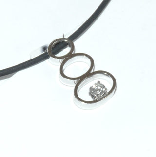 handgefertigtes Einzelstück, Brillant-Anhänger "Steinmännchen", leicht gearbeitet mit 3 offenen Ovale, 60-s Motiv, aus 750 Weißgold poliert mit einem Brillant von 0,14 Karat TWsi in 4-Krapper-Chaton, durch die klaren Formen auch als Herrenanhänger geeignet, zum Durchfädeln  -	Handarbeiten online bestellen bei Juwelier & Goldschmiede Danilo!