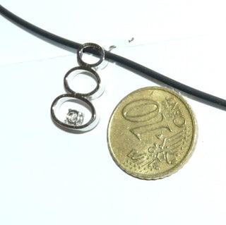 handgefertigtes Einzelstück, Brillant-Anhänger "Steinmännchen", leicht gearbeitet mit 3 offenen Ovale, 60-s Motiv, aus 750 Weißgold poliert mit einem Brillant von 0,14 Karat TWsi in 4-Krapper-Chaton, durch die klaren Formen auch als Herrenanhänger geeignet, zum Durchfädeln  -	Handarbeiten online bestellen bei Juwelier & Goldschmiede Danilo!