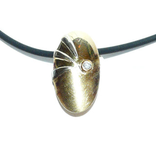 handgefertigtes Einzelstück, zweifarbiger Brillant-Anhänger als ovale, asymmetrische Linse aus 585 Gold, je eine Hälfte poliert + seidenmatt, 1 Brillant von 0,02 Karat TWsi sicher in einer Zargenfassung gehalten. Durch seine klare Form auch sehr schön als Herrenanhänger. -	Handgefertigtes Unikat! Nur im Danilo Gold Online Shop!