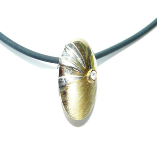 handgefertigtes Einzelstück, zweifarbiger Brillant-Anhänger als ovale, asymmetrische Linse aus 585 Gold, je eine Hälfte poliert + seidenmatt, 1 Brillant von 0,02 Karat TWsi sicher in einer Zargenfassung gehalten. Durch seine klare Form auch sehr schön als Herrenanhänger. -	Handgefertigtes Unikat! Nur im Danilo Gold Online Shop!