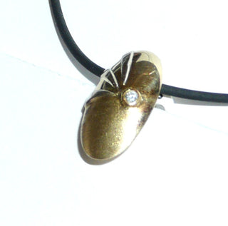 handgefertigtes Einzelstück, zweifarbiger Brillant-Anhänger als ovale, asymmetrische Linse aus 585 Gold, je eine Hälfte poliert + seidenmatt, 1 Brillant von 0,02 Karat TWsi sicher in einer Zargenfassung gehalten. Durch seine klare Form auch sehr schön als Herrenanhänger. -	Handgefertigtes Unikat! Nur im Danilo Gold Online Shop!