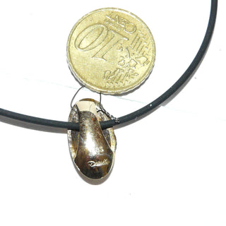 handgefertigtes Einzelstück, zweifarbiger Brillant-Anhänger als ovale, asymmetrische Linse aus 585 Gold, je eine Hälfte poliert + seidenmatt, 1 Brillant von 0,02 Karat TWsi sicher in einer Zargenfassung gehalten. Durch seine klare Form auch sehr schön als Herrenanhänger. -	Handgefertigtes Unikat! Nur im Danilo Gold Online Shop!