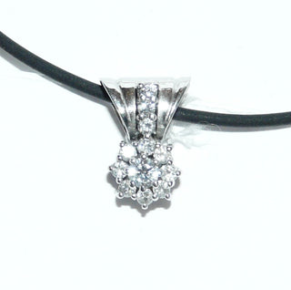 funkelndes Einzelstück, Brillantanhänger aus 585 Weißgold, klassische Rosette bestehend aus 9 Brillanten in Krappenfassungen, dazu 3 Brillanten im Pavé in der dekorativen großen breiten Dreieckschlaufe gefaßt, zusammen 0,45 Karat WP - Goldschmiede Danilo
