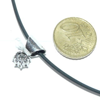 funkelndes Einzelstück, Brillantanhänger aus 585 Weißgold, klassische Rosette bestehend aus 9 Brillanten in Krappenfassungen, dazu 3 Brillanten im Pavé in der dekorativen großen breiten Dreieckschlaufe gefaßt, zusammen 0,45 Karat WP - Goldschmiede Danilo