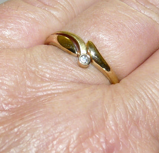 Einzelstück, Brillantring, Antragsring, Verlobungsring Sternschnuppe aus 585 Gelbgold mit einem funkelnden Brillant von 0,03 Karat, sicher eingefaßt in einer runden Zargenfassung am Ende eines fein geschwungenen Steges, Ringweite 58, matt + poliert - Nur erhältlich im Onlineshop von Juwelier & Goldschmiede Danilo!