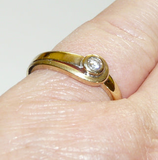 Einzelstück, Brillantring, Antragsring, Verlobungsring, Solitär "Geborgen" aus 585 Gold mit einem funkelnden Brillant von 0,11 Karat, sicher eingefaßt in einer runden Zargenfassung, Ringweite 54,5, poliert + matt - Nur erhältlich bei www.danilogold-shop.de
