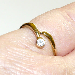 Einzelstück, Brillantring, Antragsring, Verlobungsring, Solitär "die Gebende" aus 585 Gelbgold mit einem funkelnden Brillant von 0,06 Karat, sicher in einer runden Zargenfassung eingefaßt, Ringweite 50, poliert  -	Einzelstücke nur erhältlich bei www.danilogold-shop.de