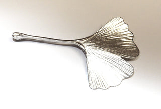 Einzelstück, Brosche, in Handarbeit fein ausgearbeitetes Ginkgo-Blatt mit Gravur "Weimar" auf der Rückseite aus 925 Silber, ca. 58,5 mm x 36,5 mm-	Handgefertigter Schmuck nur erhältlich bei www.danilogold-shop.de 