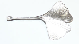 Einzelstück, Brosche, in Handarbeit fein ausgearbeitetes Ginkgo-Blatt mit Gravur "Weimar" auf der Rückseite aus 925 Silber, ca. 58,5 mm x 36,5 mm-	Handgefertigter Schmuck nur erhältlich bei www.danilogold-shop.de 