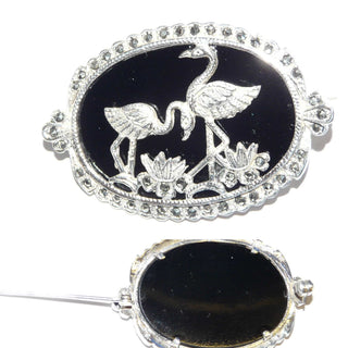 Einzelstück, Vintage-Brosche "Flamingos" aus 925 Silber, auf einer ovalen Onyx-Platte stehen 2 Flamingos zwischen Seerosen, umrahmt von funkelnden Markasiten, ca. 1980-er Jahre, ca. 47,5 mm x &nbsp;31,45 mm-	
-	Unikate und Pretiosen nur erhältlich im Onlineshop der Goldschmiede Danilo!
