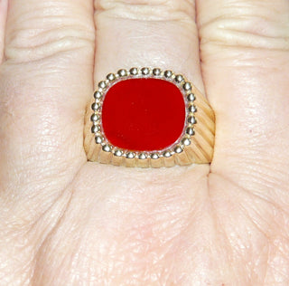 Einzelstück, Carneol-Ring, klassischer Herrenring, Siegelring aus 333 Gold, Ringschiene poliert und Seitenflächen gerieft, Fassungsabschluß ähnlich einem "Eierstab-Motiv", antikovale, braunrote Carneol-Platte, Ringweite 68,5 -	Nur erhältlich im Onlineshop von Juwelier & Goldschmiede Danilo!