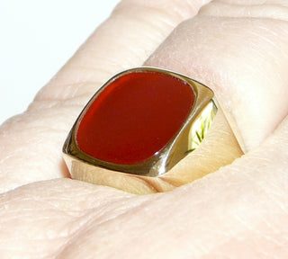 Einzelstück, Carneol-Ring, klassischer Herrenring, Siegelring aus 333 Gelbgold, poliert, mit einer antikovalen Carneol-Platte im für den Stein typischen Rot, wobei der Ringkopf abgerundet rechteckig ist, Ringweite 57 -	Nur erhältlich im Onlineshop von Juwelier & Goldschmiede Danilo!