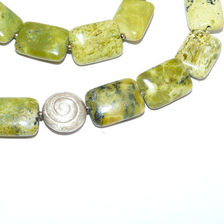 Einzelstück, handgefädelte Edelsteinkette, zitronengelb-grüne flache Kissen im Farbverlauf aus Chita-Jade / Werdit mit dunklen Einschlüssen aus Chromit, Schnecke, Mini-Kügelchen & runder Einhaker-Verschluß aus 925 Silber, Länge 46,5cm, flexibel aufgefädelt auf Stahlseide - Goldschmiede Danilo